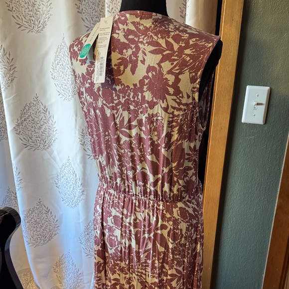 Amour Vert Floral Maxi Dress in Burgundy and Cream - Picture 8 of 9